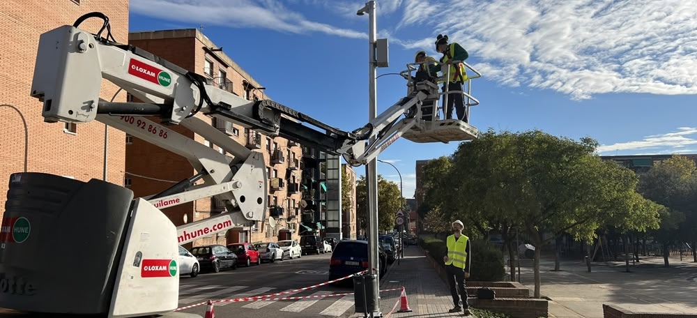 Foto portada: operaris instal·lant càmeres de videovigilància a la plaça del Primer de maig, a Can Puiggener. Autor: Ajuntament. Font: Twitter.