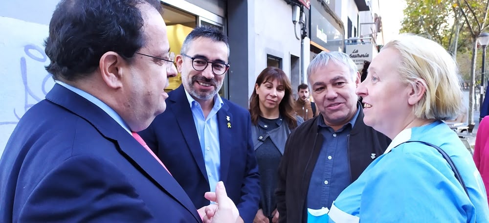 Foto portada: el conseller d'Interior, Joan Ignasi Elena, el portaveu d'ERC a l'Ajuntament i alcaldable, Gabriel Fernàndez, els regidors Popi Maya i Pere Farrés i una ciutadana, a l'avinguda de Matadepera. Autor: cedida.