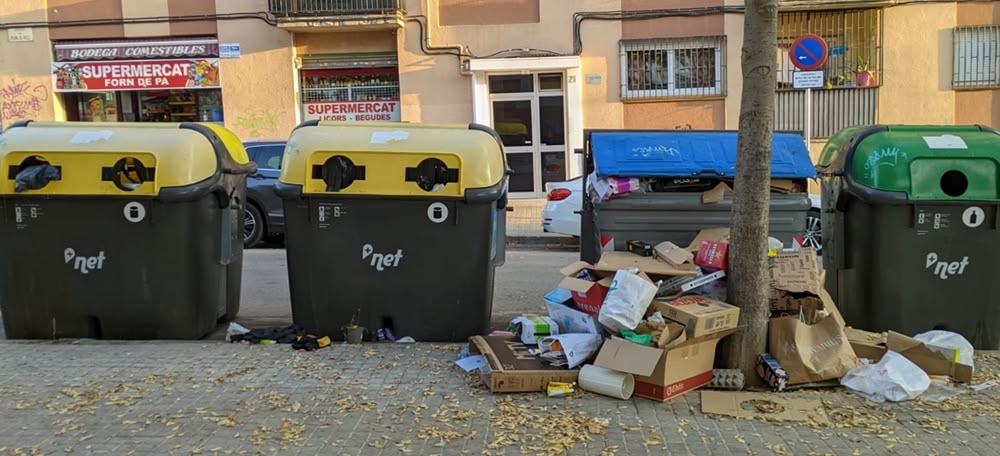 Foto portada: una fila de contenidors al carrer Plini el Vell de Can Rull, fa uns dies. Autor: J.d.A.