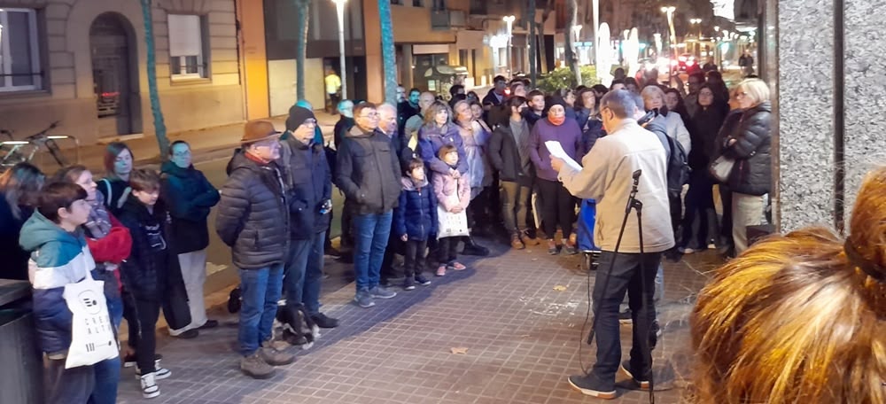 Foto portada: protesta exterior a l'Escola de Música Creu Alta, aquest dimarts. Autor: cedida.