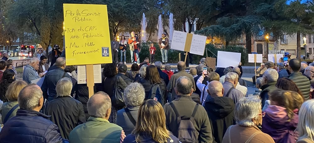 Concentració de la Plataforma en Defensa de la Pediatria, aquest dimecres a la plaça de les Dones del Textil. Autora: J. Ramon