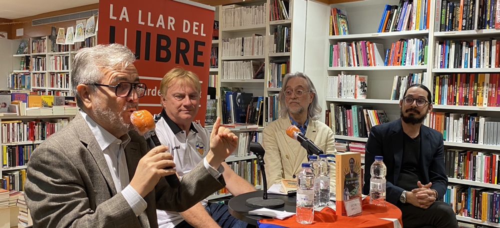 El radiofonista Manolo Garrido, el periodista Xavier Rossell, l'escriptor Víctor Amela i el poeta Adel Pereira. Aquest dilluns a la Llar del Llibre. Autora: J. Ramon.