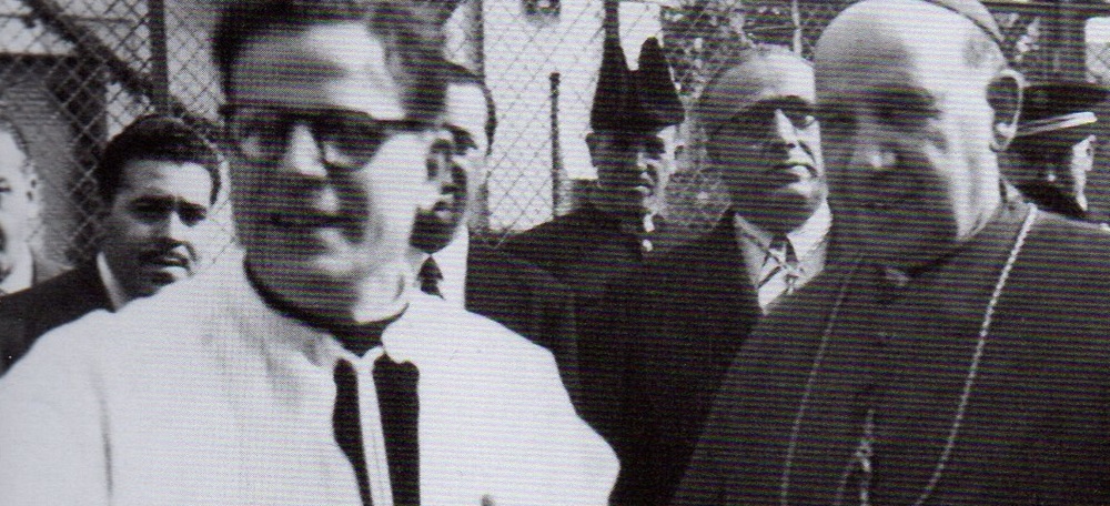 Amb el bisbe Modrego en la benedicció de la primera pedra de l'església de Sant Salvador (1953).
