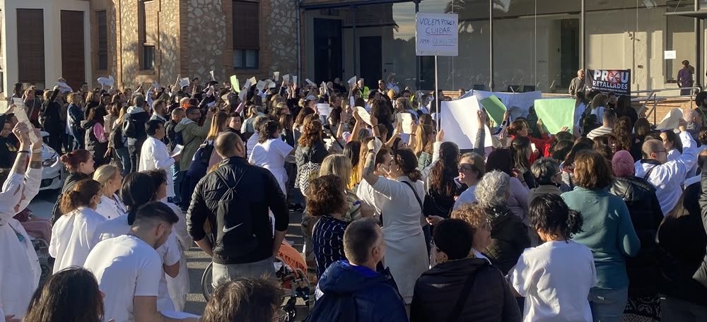 Foto portada: la concentració de l'equip d'Infermeria al Taulí, aquest dimecres. Autora: J. Ramon.