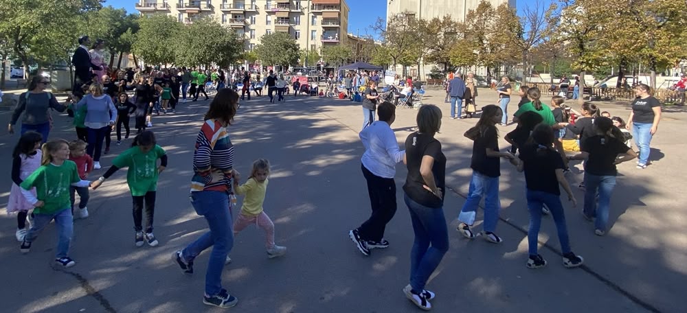 Foto portada: ballada conjunta a la segona Festa de les Entitats, aquest dissabte a la plaça de La Creu Alta. Autora: J. Ramon.