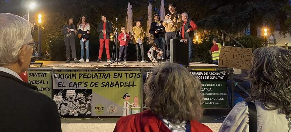 Concentració de la Plataforma en Defensa de la Pediatria, aquest dimecres a la plaça de les Dones del Textil. Autora: J. Ramon