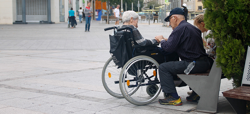 Una dona amb cadira de rodes, a la plaça Doctor Robert. Autora: Lucia Marin