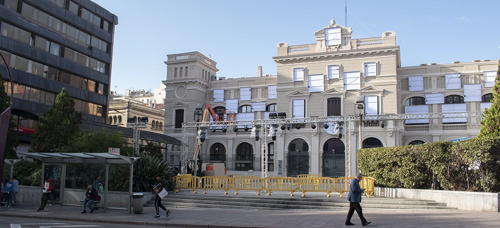 Foto portada: muntatge de l'espectacle nadalenc, el 14 de novembre. Autor: Izan Vizuete.