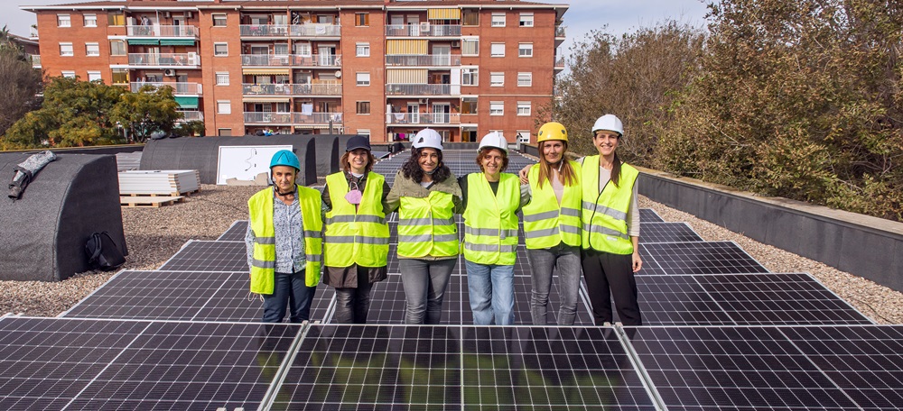 Plaques solars a la coberta de l'escola Charles Darwin del Prat de Llobregat bis