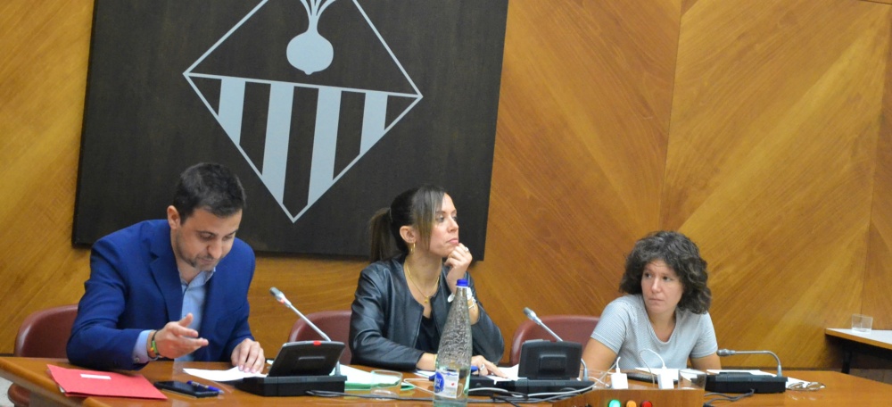 El tinent d'alcaldessa Pol Gibert, l'alcaldessa Marta Farrés i la segona tinenta d'alcaldessa, Marta Morell. Autor: J.d.A.