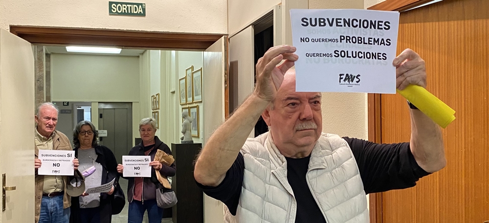 El president de la FAVS, Manuel Navas, exigint un canvi de model a l'hora d'atorgar les subvencions. Aquest dimarts al ple municipal de novembre. Autora: J. Ramon