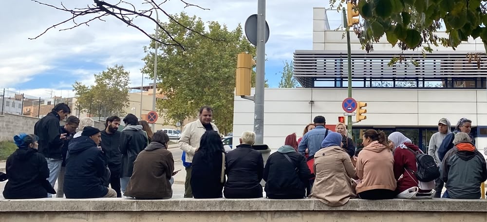 Concentració de la PAH a la comissaria dels Mossos d'Esquadra per la detenció d'un company durant un desnonament. Autora: J. Ramon