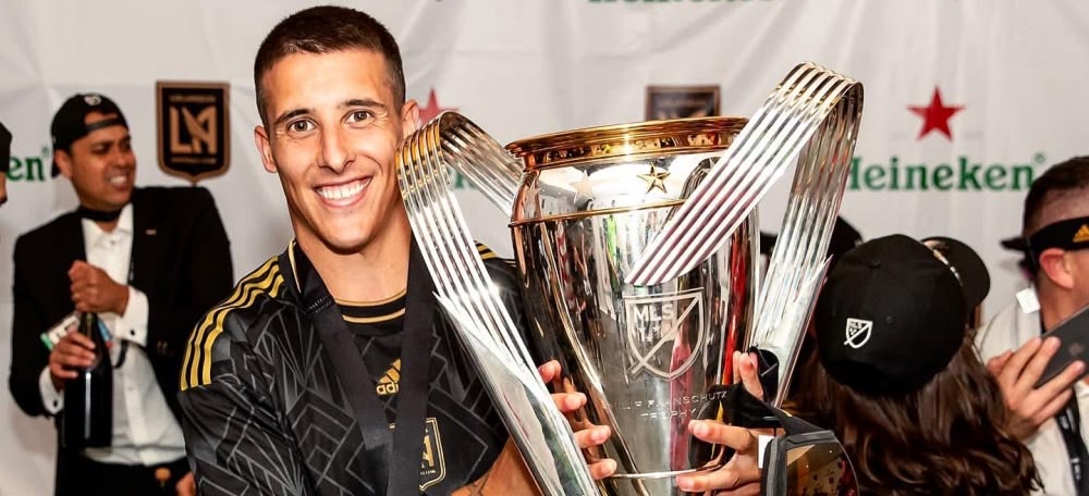 Cristian Tello amb la copa de la MLS