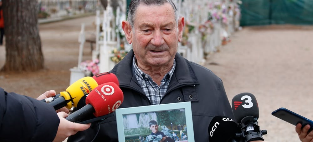 Foto portada: el germà de Cipriano Martos, Antonio Martos, aquest matí al cementiri de Reus. Autor: ACN.