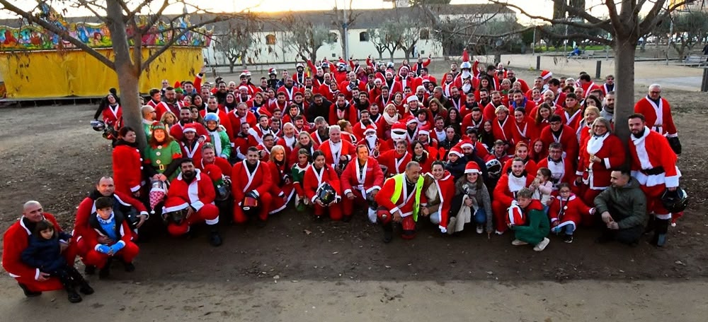 Foto portada: participants a la 'papanoelada'. Autor: C.Díaz / cedida.