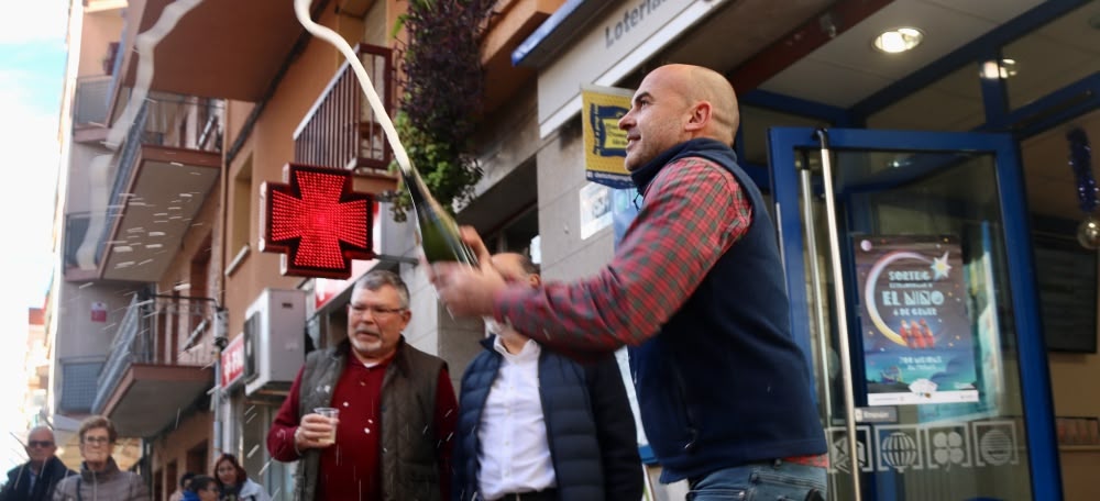 Foto portada: el propietari de l'administració de loteria 2 de Barberà, celebrant la Grossa de Nadal, el 22 de desembre de 2022. Autor: ACN.