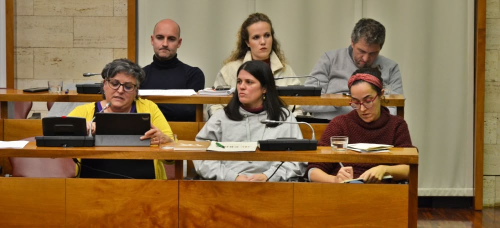 Foto portada: a la part inferior el grup de la Crida. A l'esquerra, Valero, a la dreta, Lara, i al mig, Aurora Murillo. Autor: J.d.A.