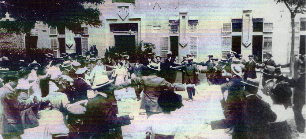Ballada de sardanes al pati del Centre Català (1910). Fermí Abad/AFUES.