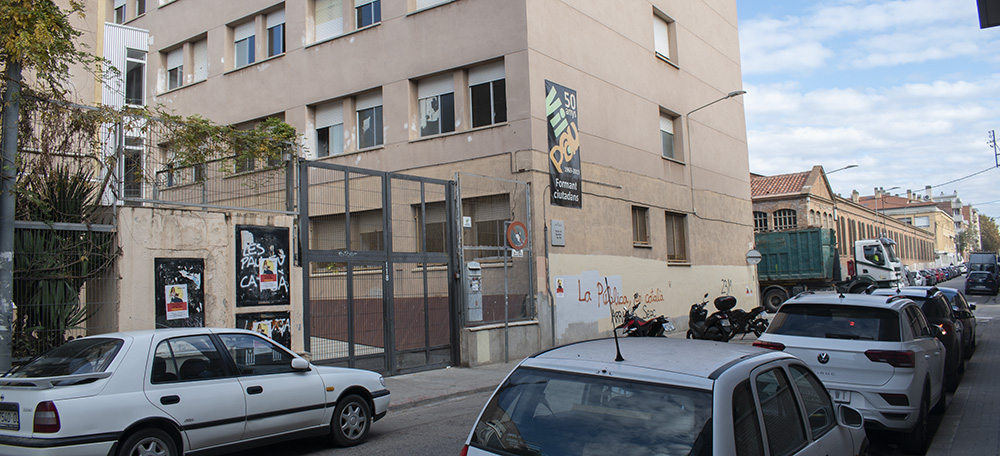 Foto portada: exterior de l'institut Pau Vila, al barri de Gràcia. Autor: Izan Vizuete.