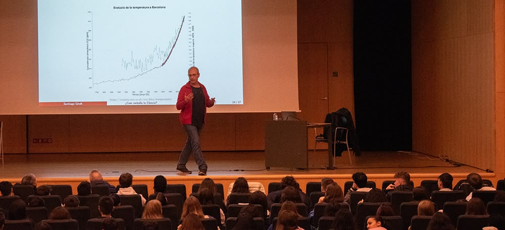 Foto portada: conferència de Santiago Giralt, aquest matí. Autor: Izan Vizuete