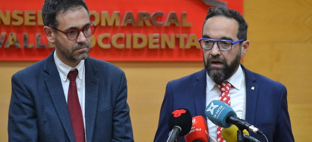 Foto portada: el president del Consell Comarcal, Ignasi Giménez (alcalde de Castellar) i el conseller de Territori, Juli Fernàndez, en l'atenció a mitjans posterior al Consell d'Alcaldies. Autor: J.d.A.