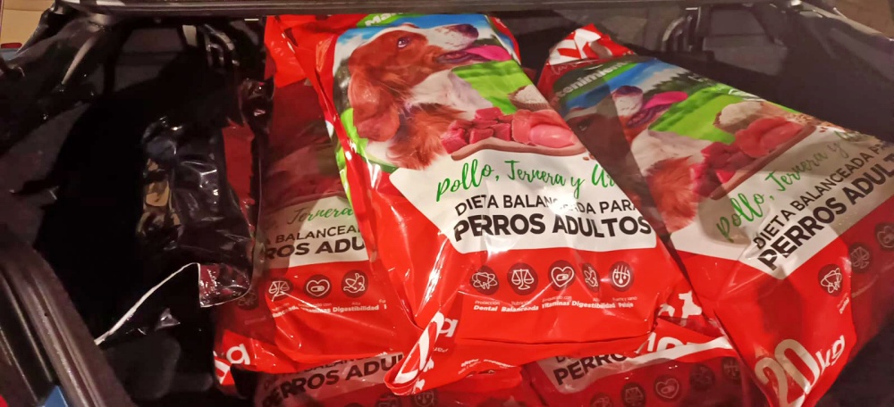 Foto portada: sacs de menjar per a gossos. Autor: @policiaSabadell via Twitter.