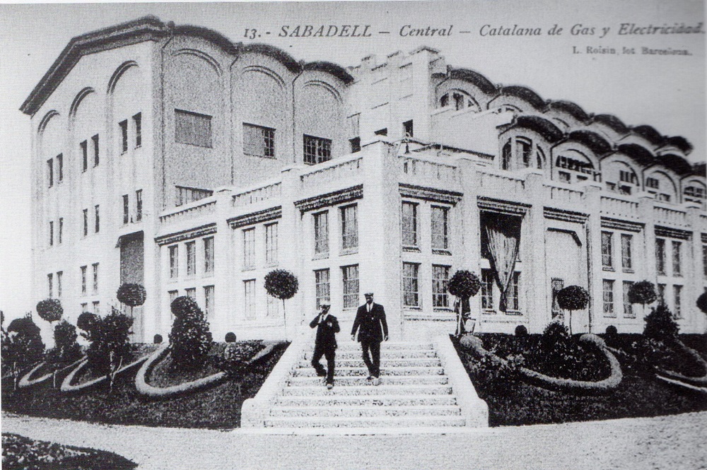 Central de gas i electricitat, coneguda popularment com L¡Energia a la carretera de Prats de Lluçanès inaugurada al 1922 . L. Roisin