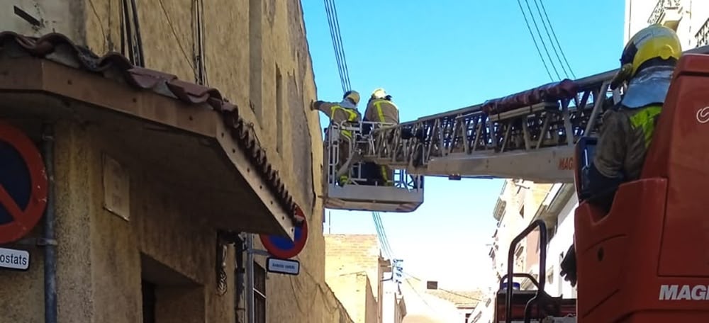 Foto portada: bombers sanejant una façana al carrer del Carme. Autor: LL.Monge / cedida.