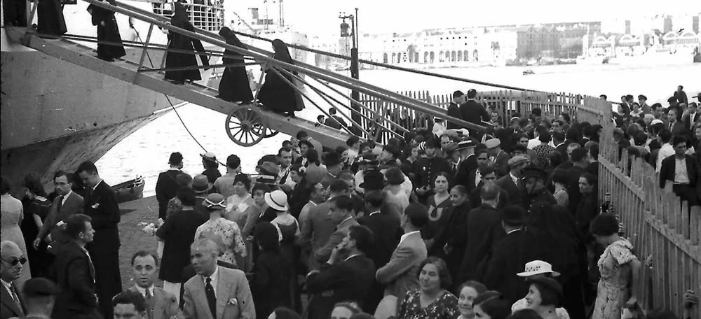 Foto portada: un vaixell carregant monges al port de Barcelona, durant la Guerra Civil.