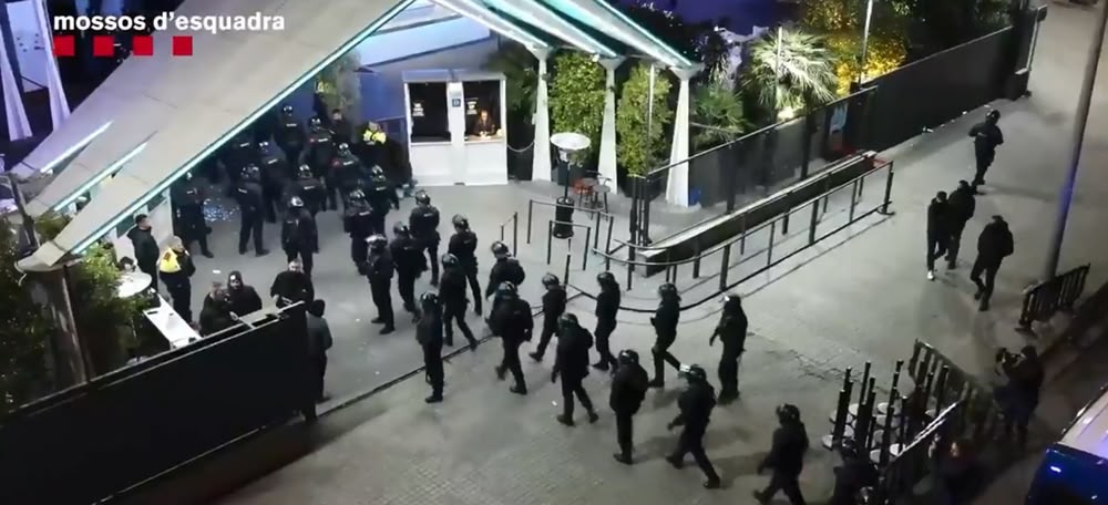 Foto portada: entrada dels agents a Waka. Autor: vídeo cedit pels Mossos d'Esquadra.