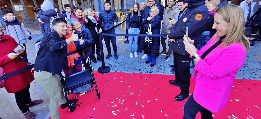 Foto portada: Antonio Díaz, a l'esquerra sent fotografiat per l'alcaldessa de Badia, Eva Menor. Autor: J.Sánchez.