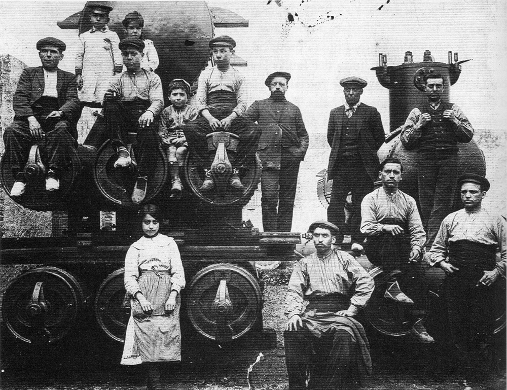 Treballadores de la caldereria del carrer Regàss (1906)/AHS.