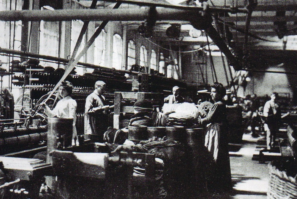 Secció de preparació de la filatura a la fàbrica de Mateu Brujas (Ca la Pistoia), inicis segle XX. Autor desconegut/AHFUES