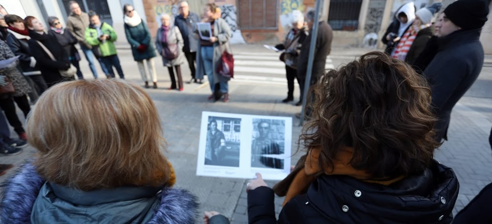 Foto portada: ruta per les stolpersteine de Sabadell, a La Creu Alta. Autora: Alba Garcia.