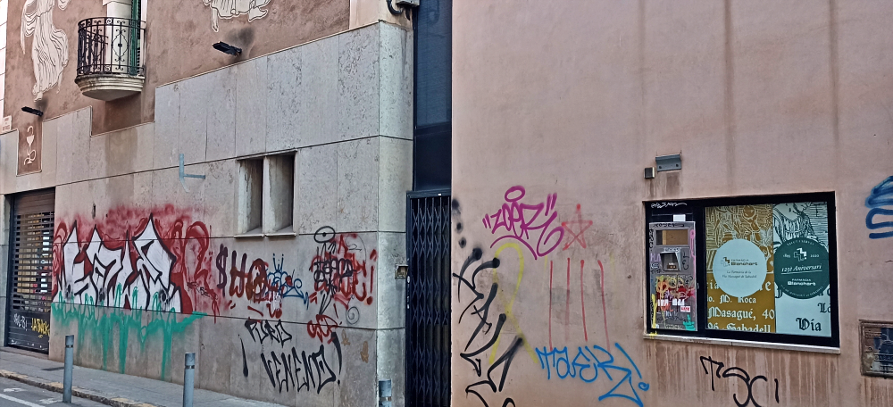 Foto portada: la paret de la Casa Farmàcia Blancafort, al carrer de Sant Francesc, pintada. Autor: cedida.