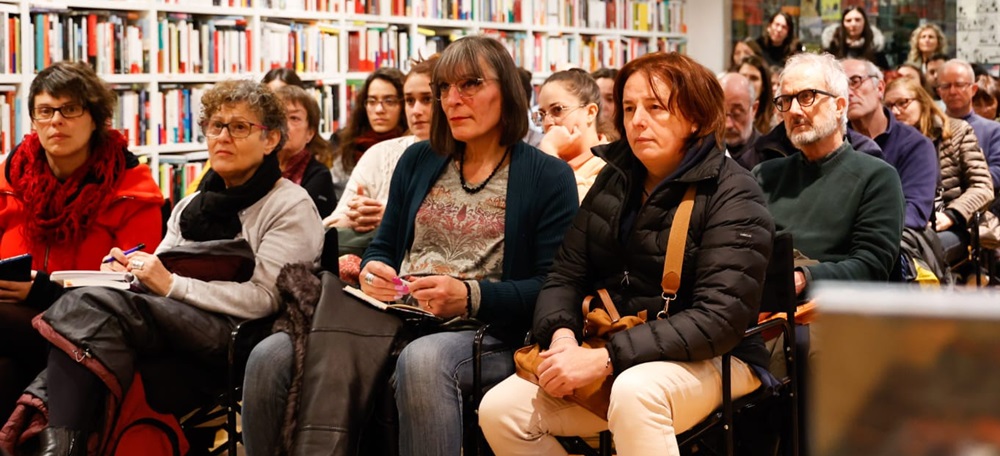 Clara Palau, tercera per l'esquerra, prenent notes a la presentació del llibre esmentat, el passat dilluns. Autor: David Jiménez.