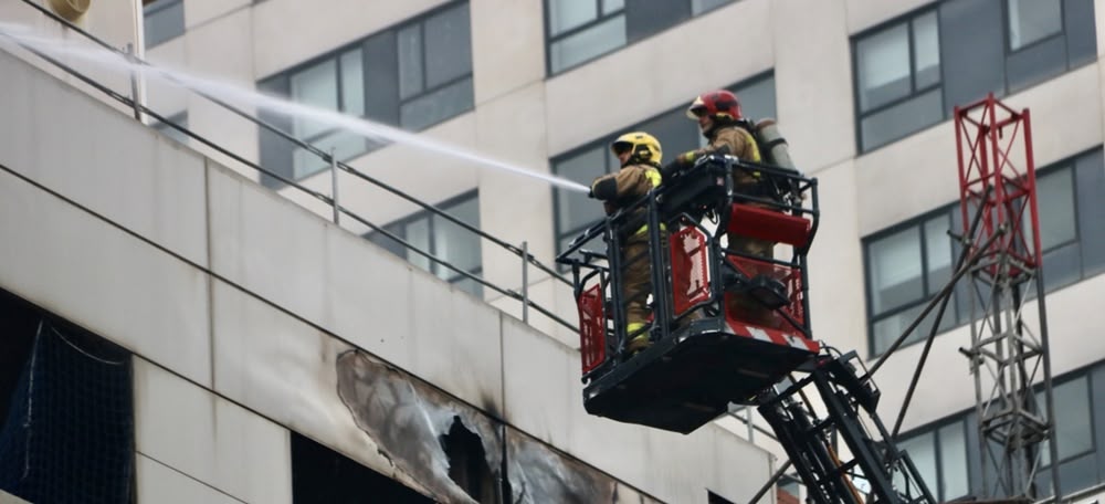 Foto portada: un moment de l'incendi del Llac Center. Autor: ACN.