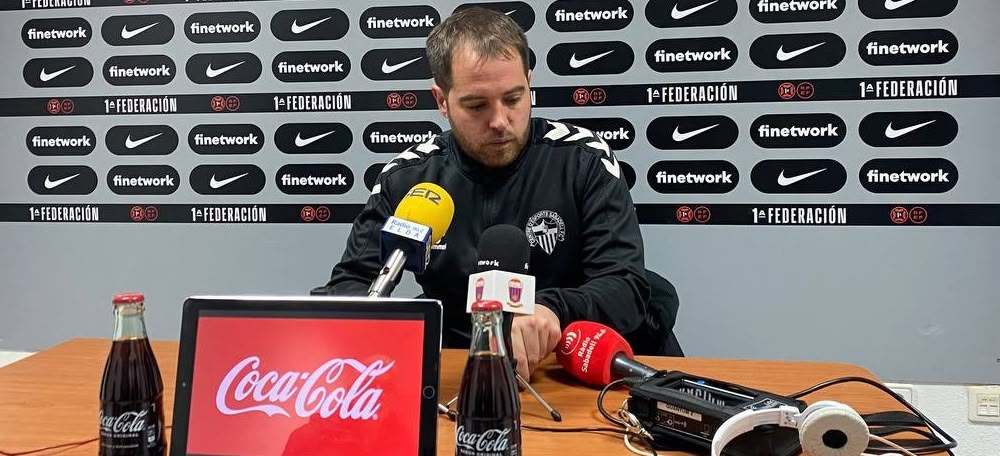 Foto portada: l'entrenador del CE Sabadell, Miki Lladó, a la roda de premsa volcànica d'Elda.