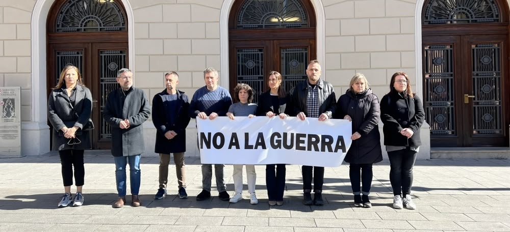 Foto portada: regidors al minut de silenci. Font: Ajuntament via Twitter.