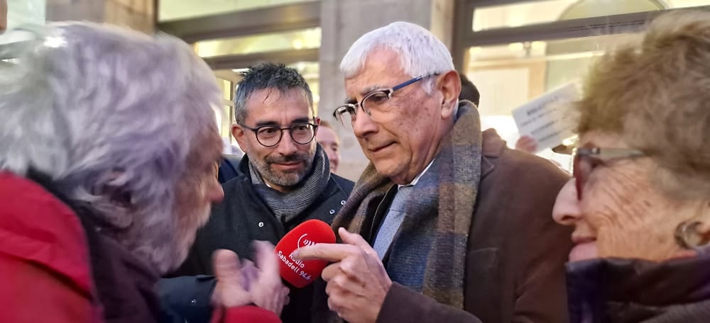 Balcells (Salut) parla amb un manifestant