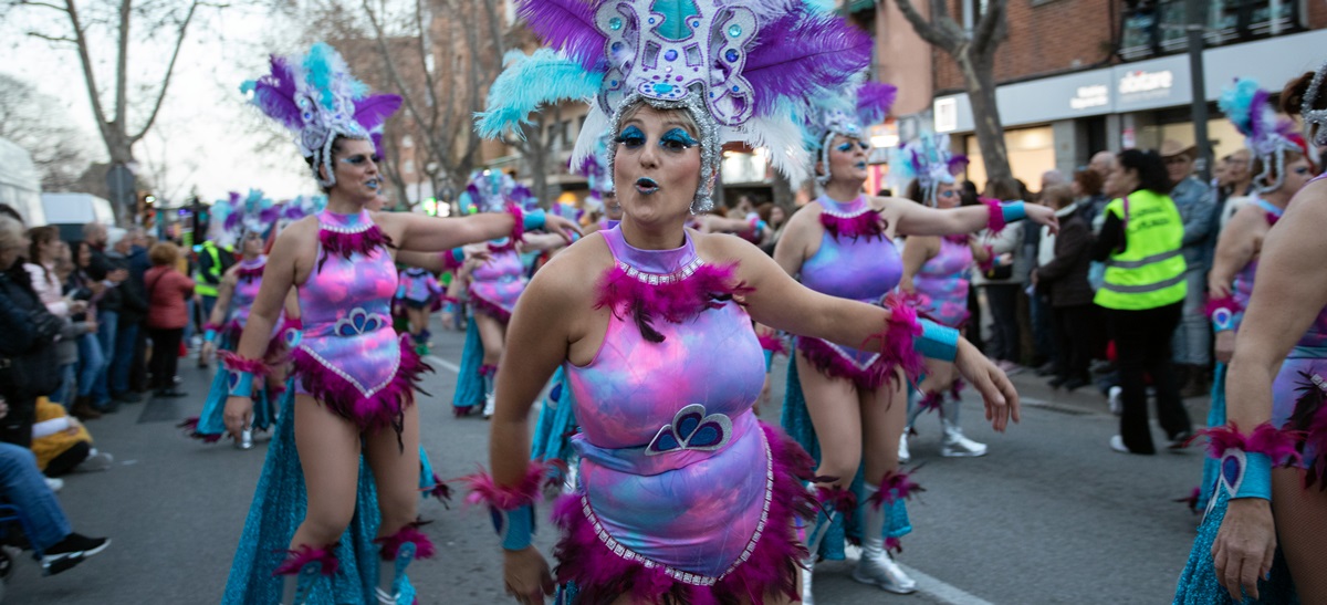 Foto portada: un moment de la rua de Carnaval de Ca n'Oriac. Autora: Alba Garcia.