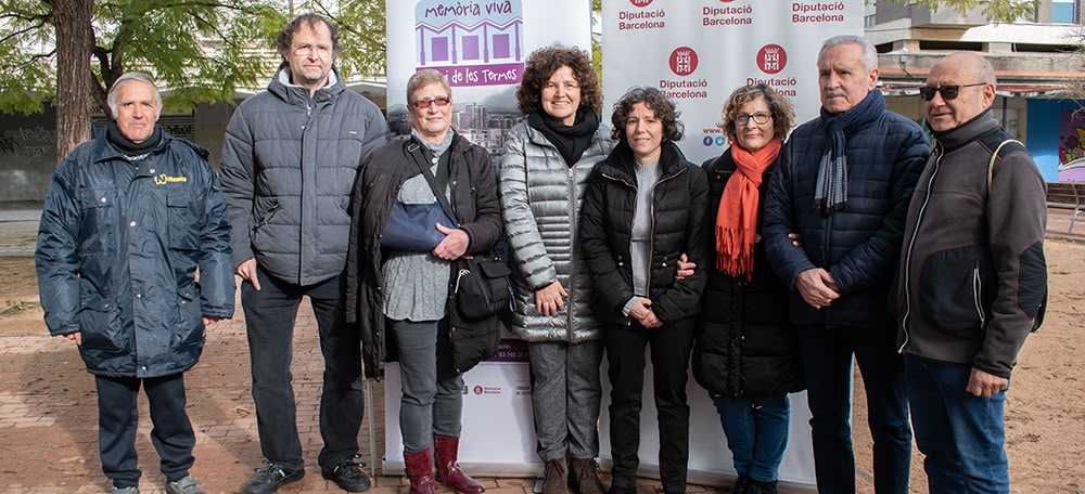 Veïns de Les Termes juntament amb Marta Morell i Teresa Llorens després de la presentació de 'Memòria viva'