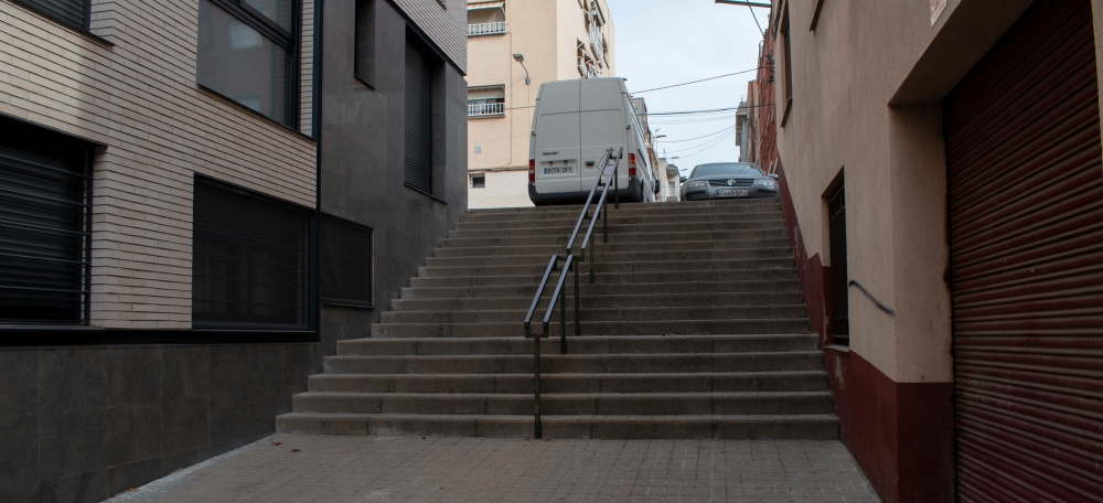 Una de les escales encara per adaptar al barri de Cifuentes