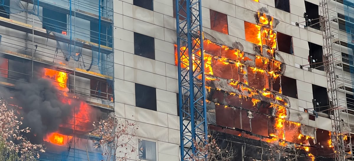 Foto portada: incendi Del Llac Center, aquest dimarts. Autor: ACN.