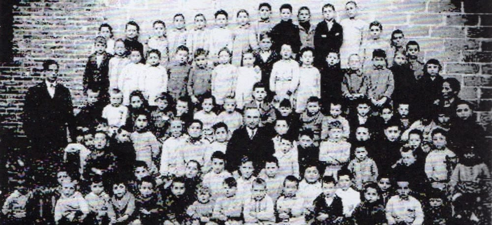 Les dues seccions del Colegio del Porvenir amb Joaquim Estruch al centre (1926).