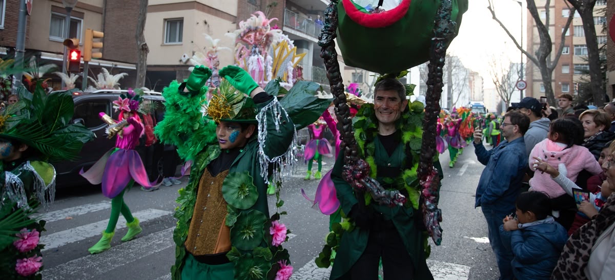 Foto portada: la carrossa i comparsa La botiga dels horrors, guanyadora del carnaval 2023. Autora: Alba Garcia.