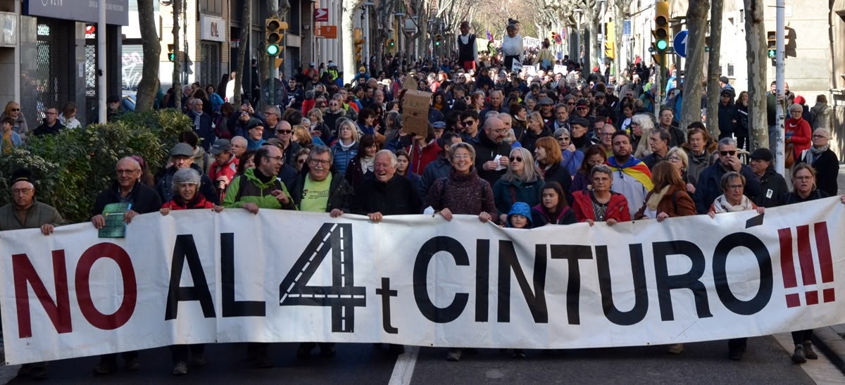 Foto portada: la capçalera de la manifestació, a la Via Massagué. Autor: J.d.A.