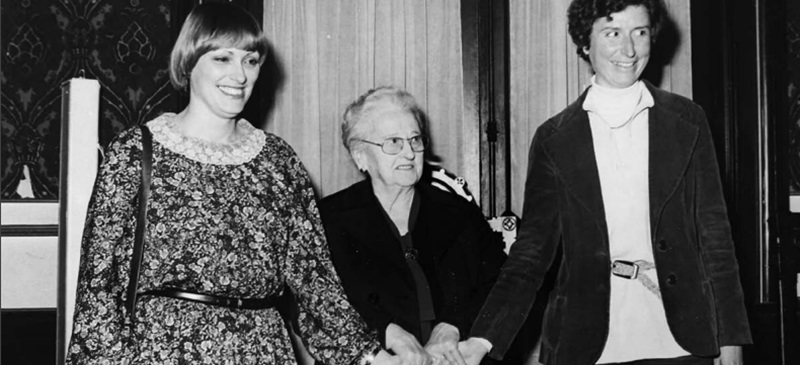 Les dues úniques regidores al 1979 Pilar Molins (PSC) i Assumpta Sánchez (PSUC), al 1979, amb Fidela Renom enmig. Autor: Pere Farran.