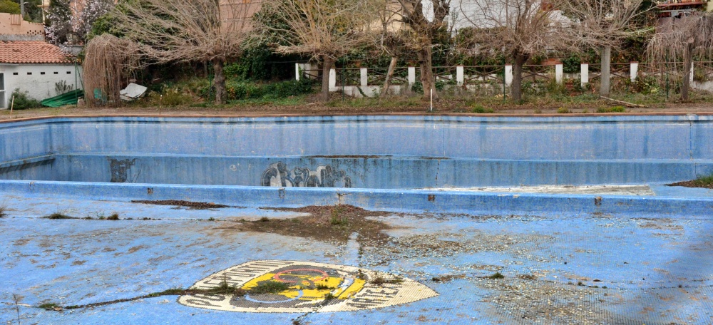 L'antiga piscina del poliesportiu, amb escut propi. Autor: J.d.A.