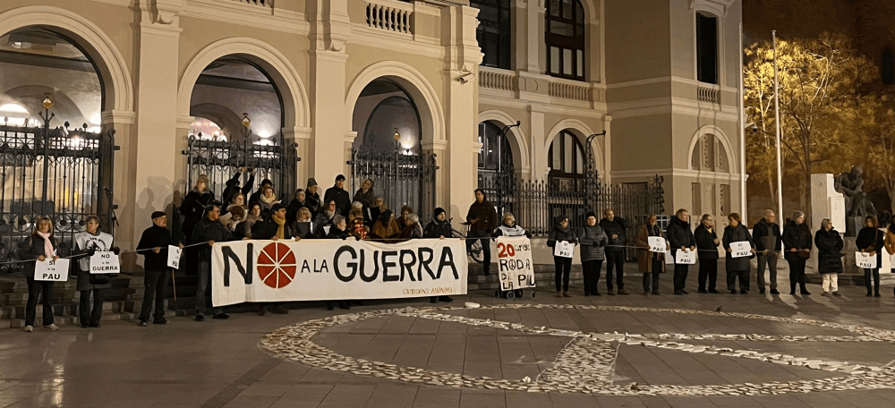 Foto portada: concentració de la Roda de la pau, aquest dijous. Autor: Samuel Alburquerque.